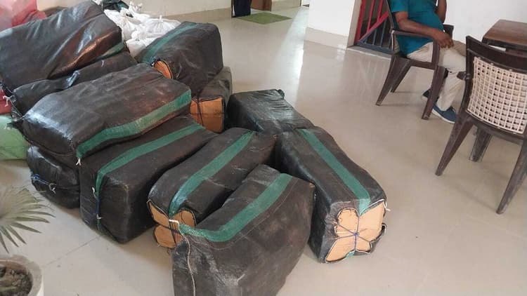 1320 बोतल नेपाली शराब के साथ एक तस्कर गिरफ्तार