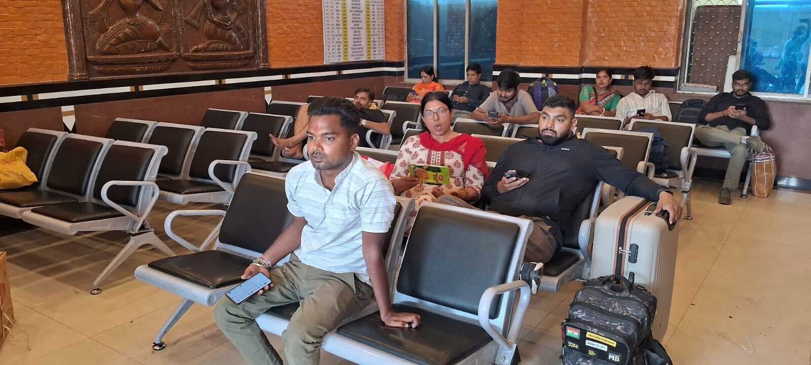 पे एंड यूज वाले प्रथम श्रेणी प्रतीक्षालय को संवेदक ने किया सरेंडर