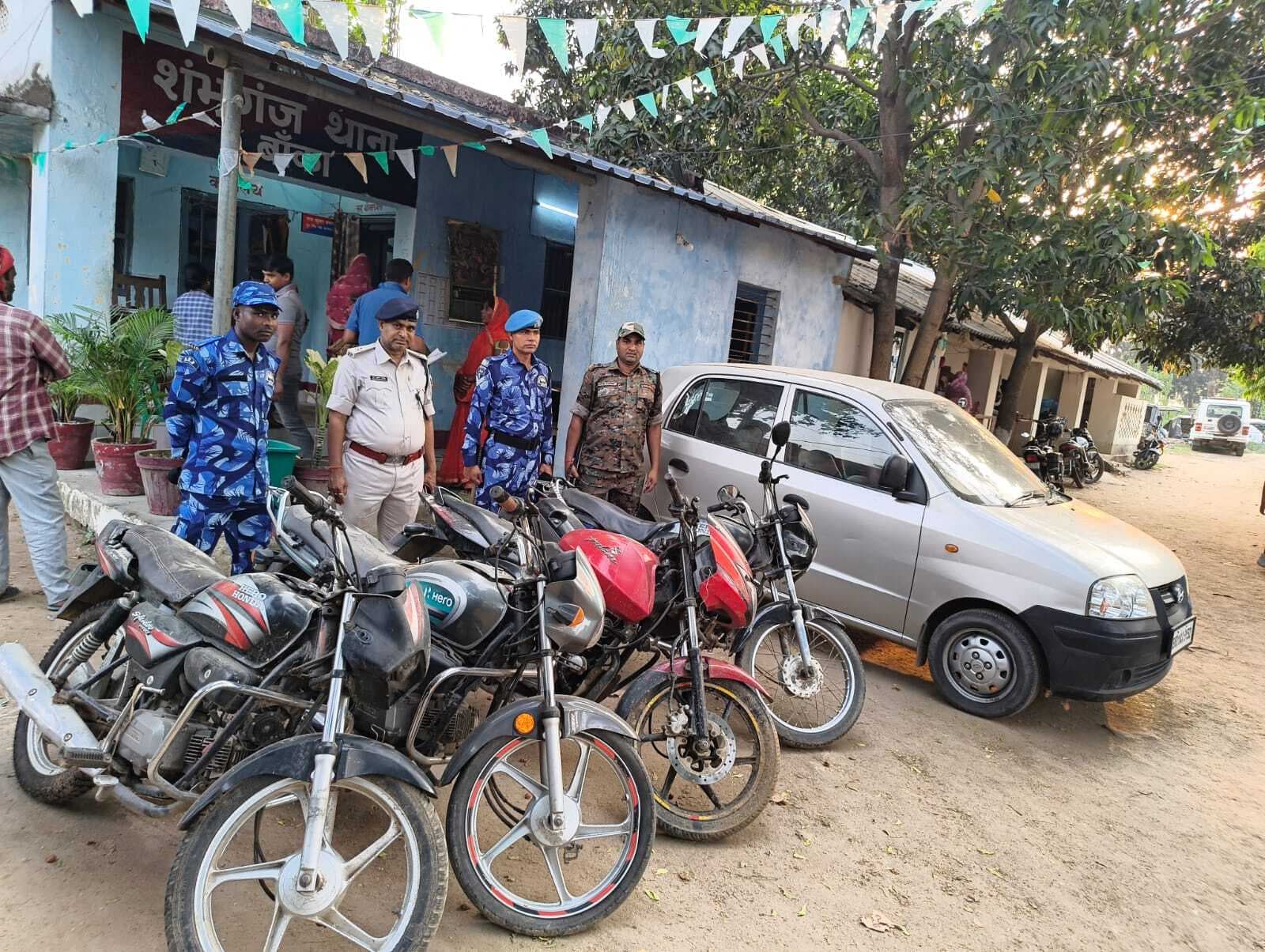 चोरी की एक कार व चार बाइक के साथ पुलिस ने दो चोर को किया गिरफ्तार