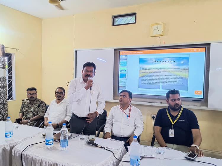 बुंडू में चला सड़क सुरक्षा जागरूकता कार्यक्रम