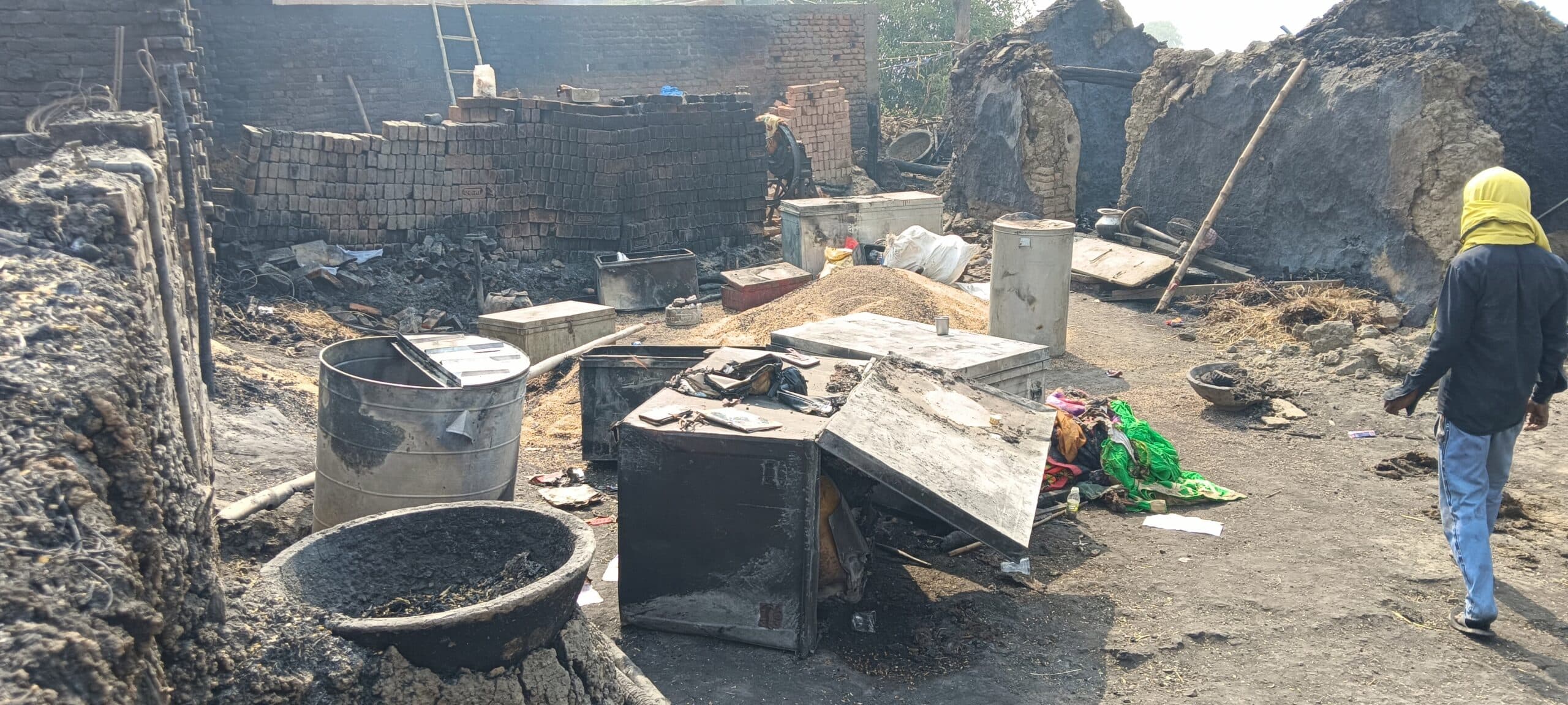 अगलगी में सात दलित परिवारों का उजड़ गया आशियाना