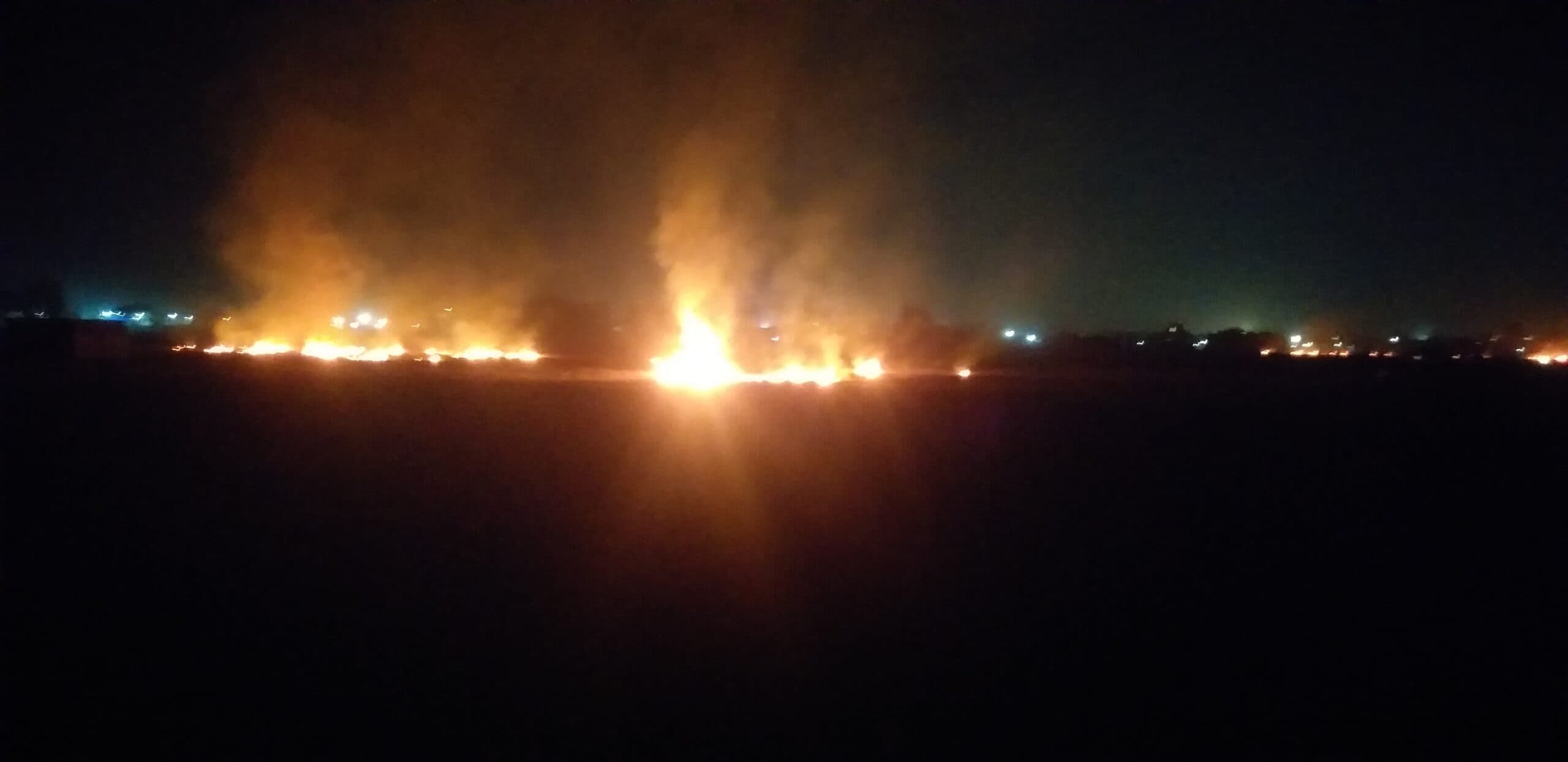 किसान गेहूं के डंठल में आग लगाने से नहीं आ रहे बाज,अधिकारी व कर्मी बेखबर