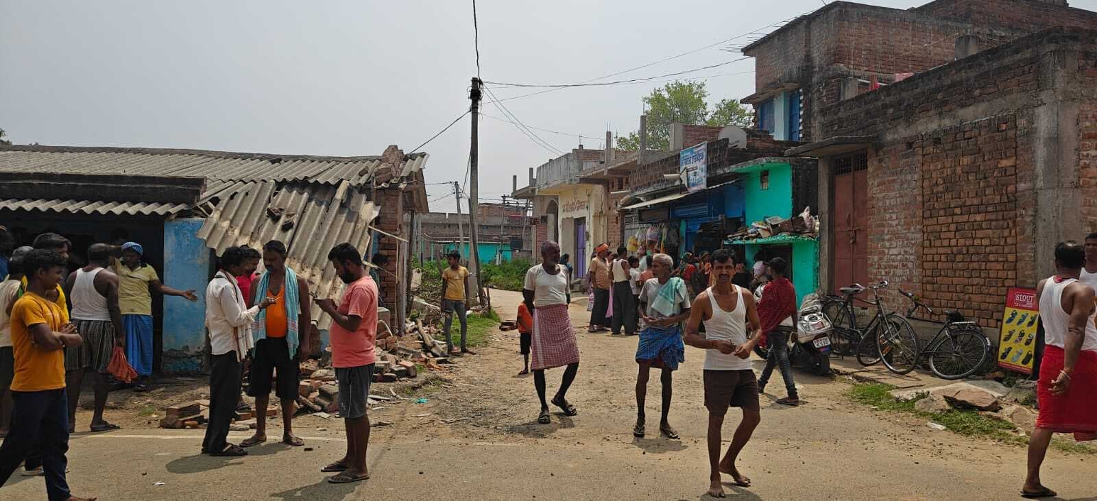 अनियंत्रित ट्रैक्टर ने दो दुकानों को किया क्षतिग्रस्त, बाल-बाल बचे लोग