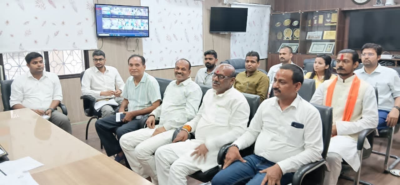 सब्जी मंडी को बाजार समिति में स्थानांतरित को ले डीएम से मुलाकात