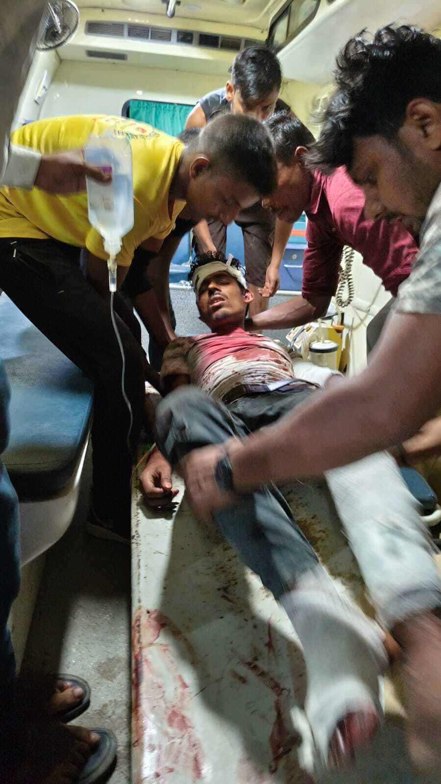 गोंडवारा चौक पर बाइक-ट्रक टक्कर में दो युवक गंभीर