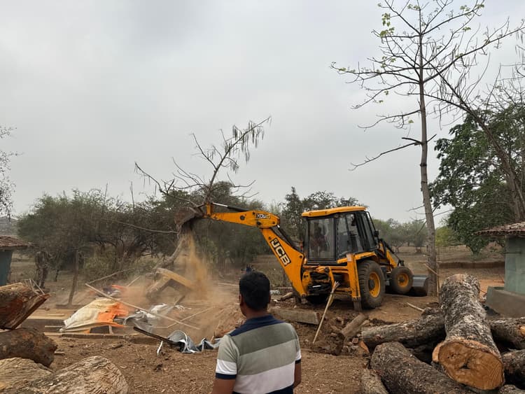 Giridih News :तीन अवैध आरा मिलों पर चला वन विभाग का बुलडोजर
