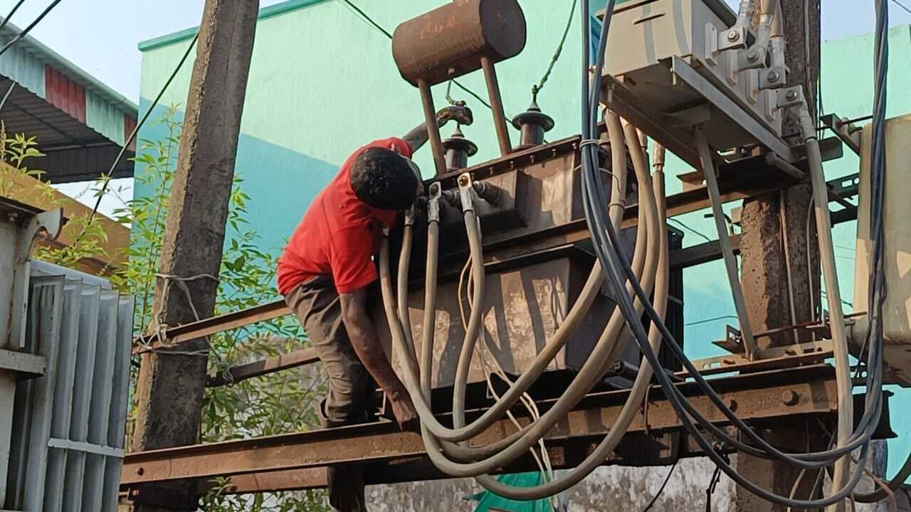 Chaibasa News : मामा के घर आया युवक ट्रांसफॉर्मर पर चढ़ा, करंट लगने से हुई मौत