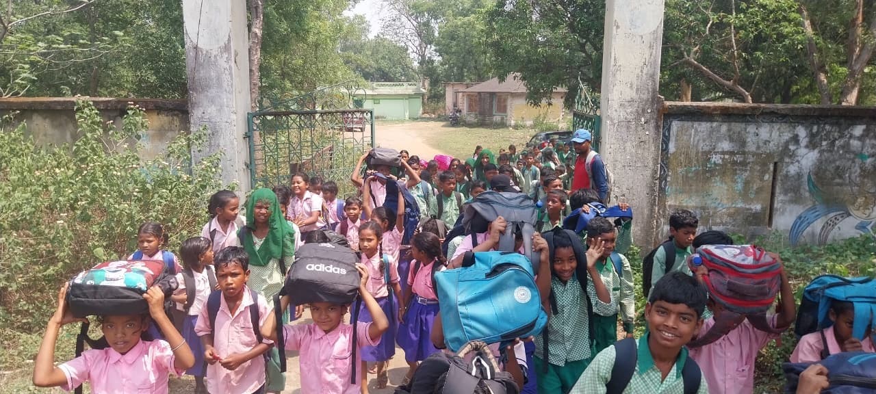 Seraikela Kharsawan News : गर्मी से स्कूली बच्चे हो रहे बेहोश