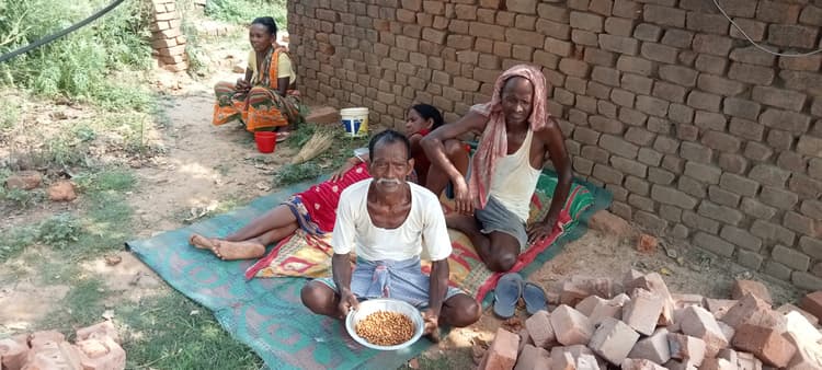 East Singhbhum News : ईंट भट्ठे में चना-गुड़ खाने से 50 मजदूर और बच्चे बीमार, गांव में चल रहा इलाज