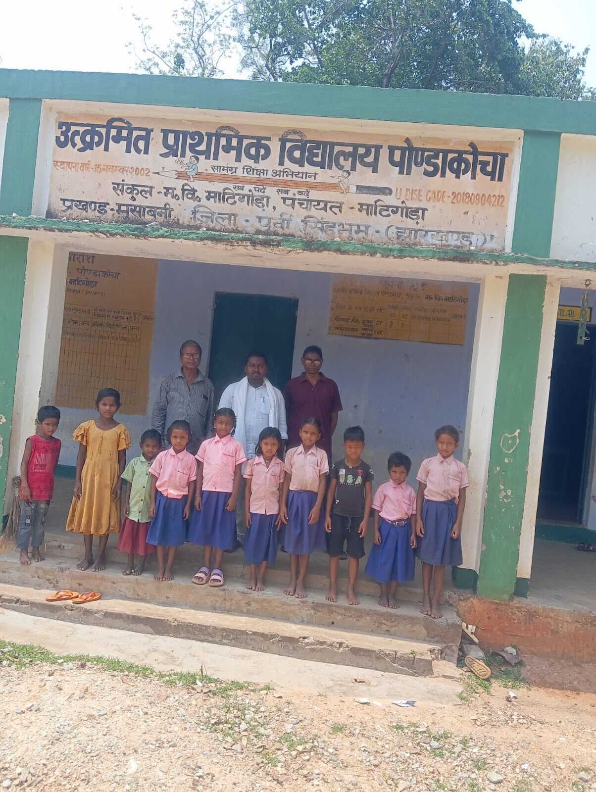 East Singhbhum News : स्कूल के पास जानलेवा गड्ढा, बच्चों और मवेशियों को जान का खतरा