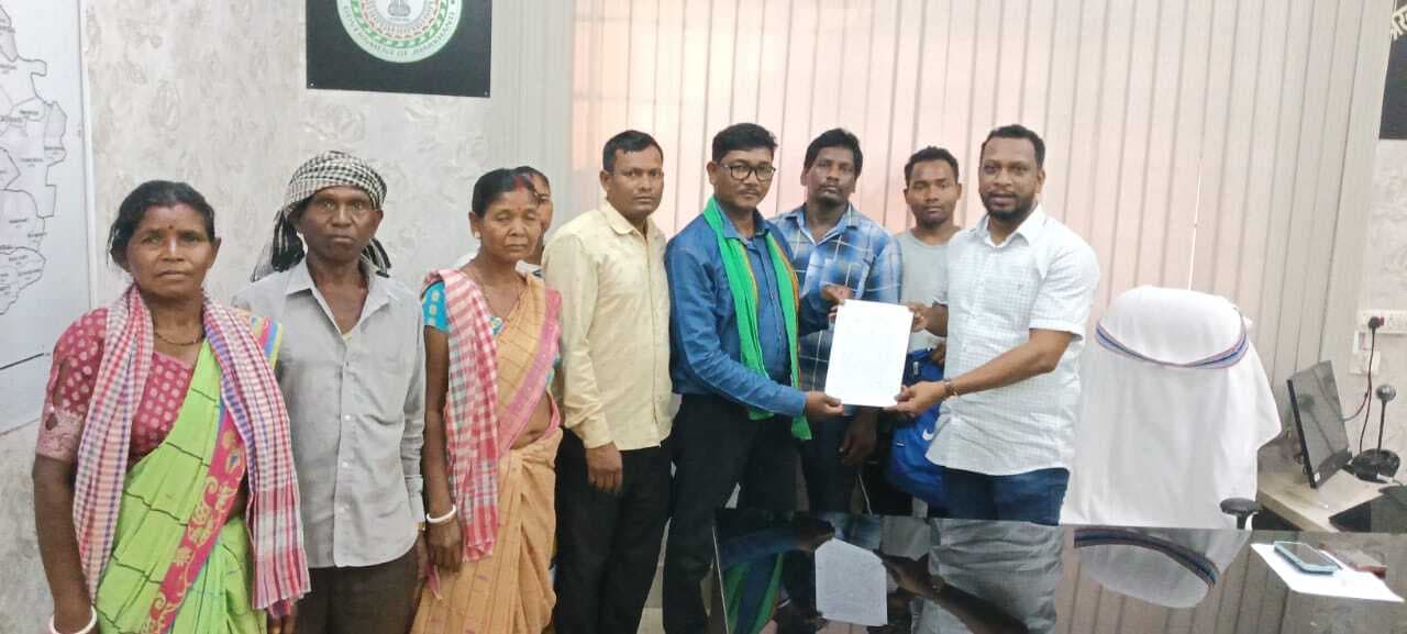 East Singhbhum News : डुमरिया में 10 और परिवारों को समाज से निकाला, बीडीओ से गुहार