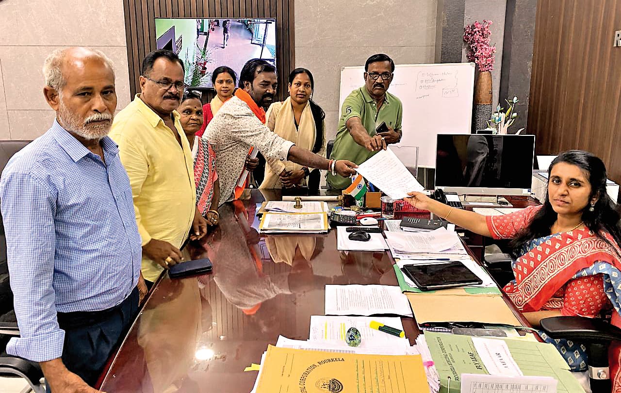 Rourkela News: बंडामुंडा के लोगों ने आरएमसी आयुक्त को सौंपा ज्ञापन, कहा-सड़क, बिजली व पानी की समस्या का हो समाधान