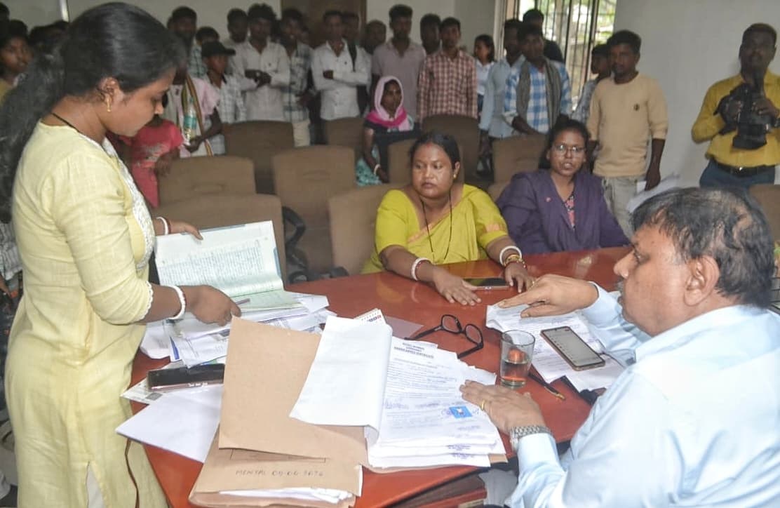 Dhanbad News: मेडिकल फिटनेस सर्टिफिकेट के नाम पर वसूली का आरोप, सीएस कार्यालय में हंगामा