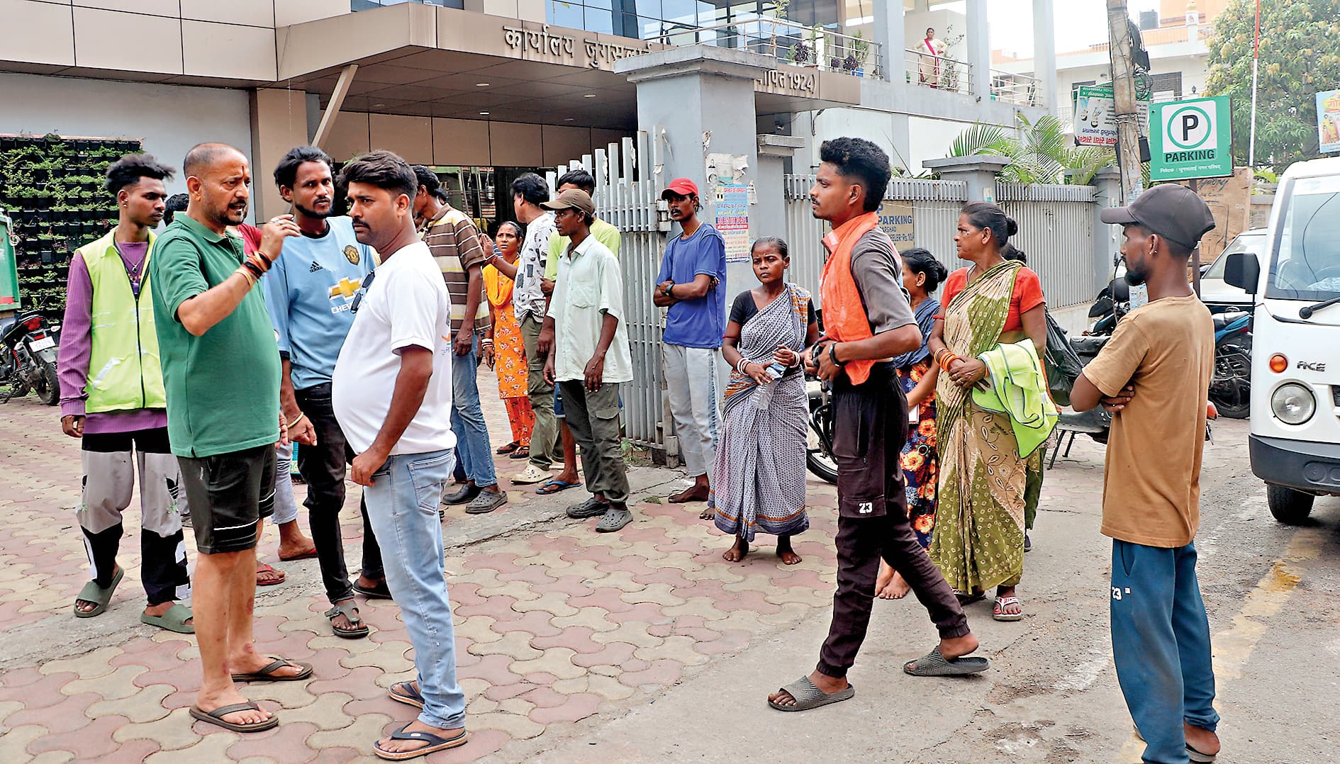 Jamshedpur News : जुगसलाई में सफाई कर्मचारी की पिटाई, विरोध में काम ठप कर किया प्रदर्शन