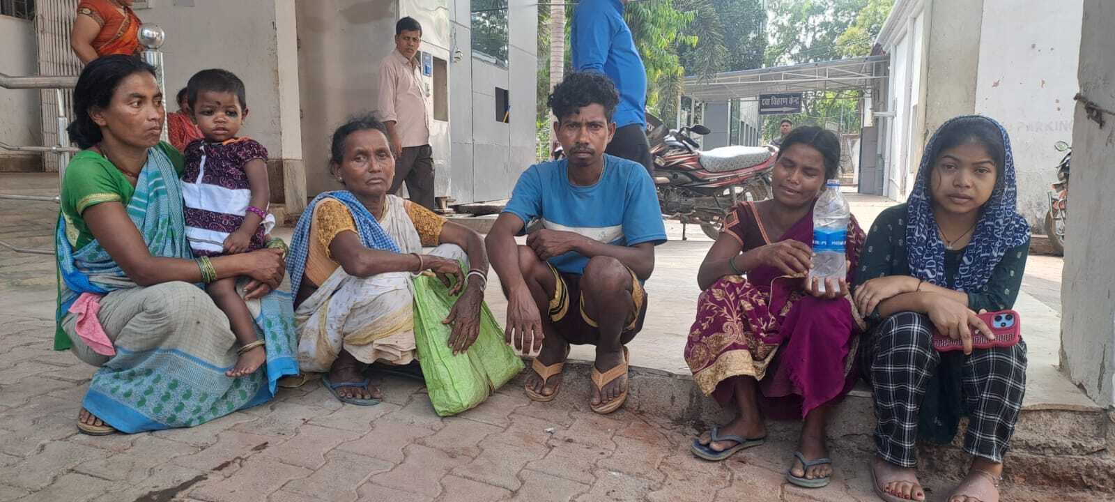 ओवरलोड ट्रैक्टर पलटने से चालक दबा, अस्पताल में दम तोड़ा