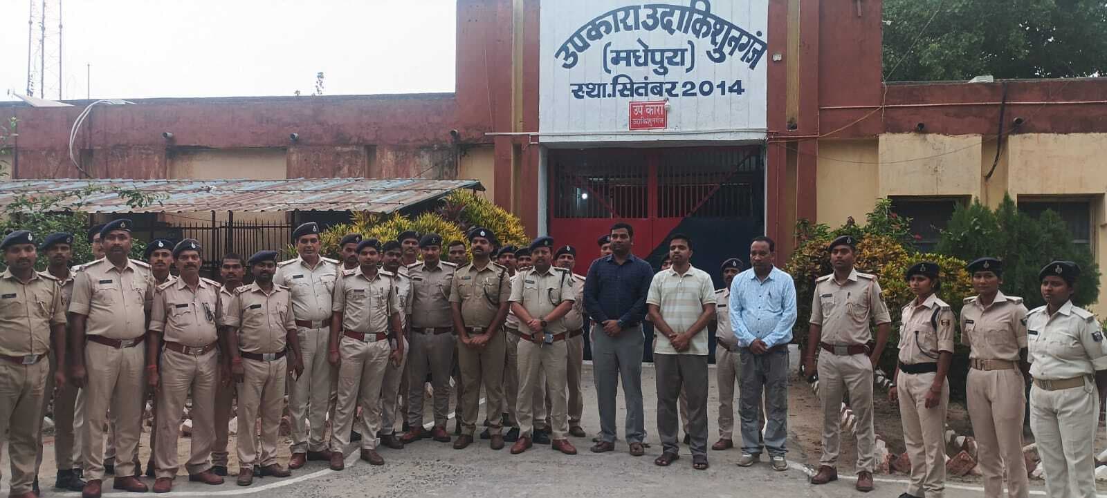 डीएम व एसपी ने मंडल कारा में की छापेमारी