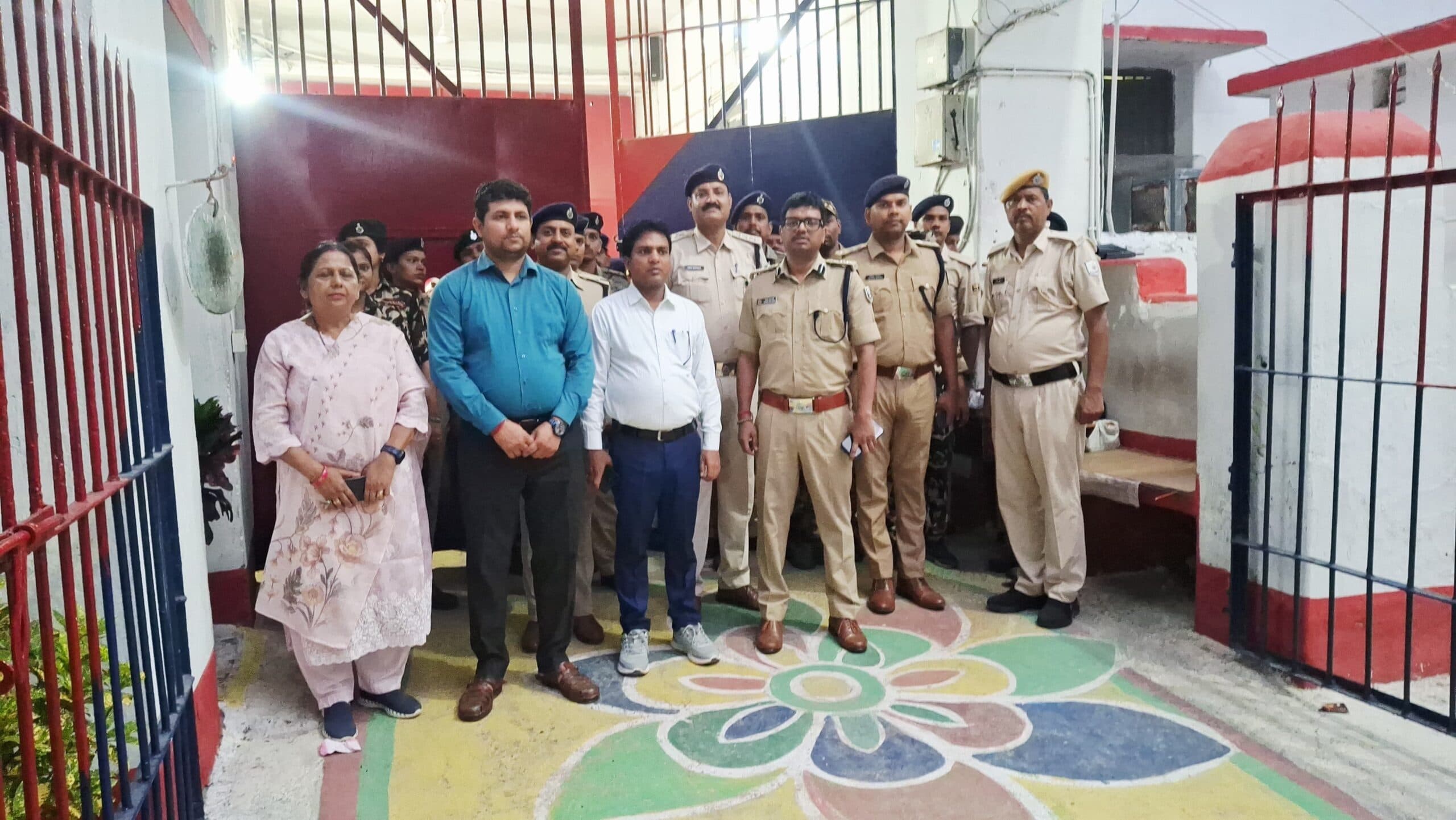 एसपी के नेतृत्व में मंडल कारा में छापेमारी, विधि-व्यवस्था को लेकर दिया निर्देश