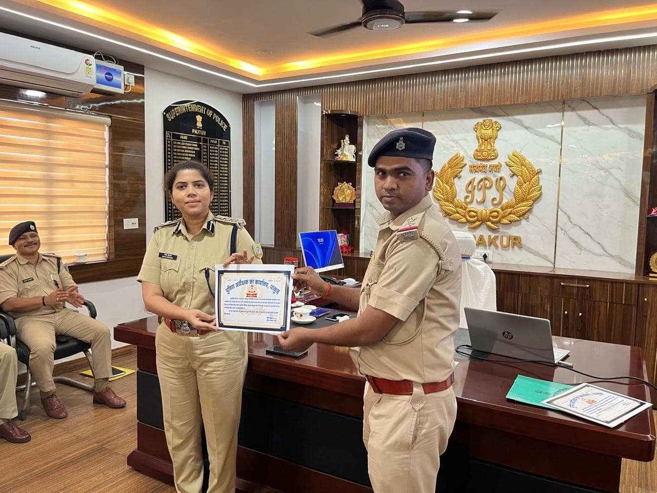 एसपी ने थाना प्रभारियों को किया सम्मानित