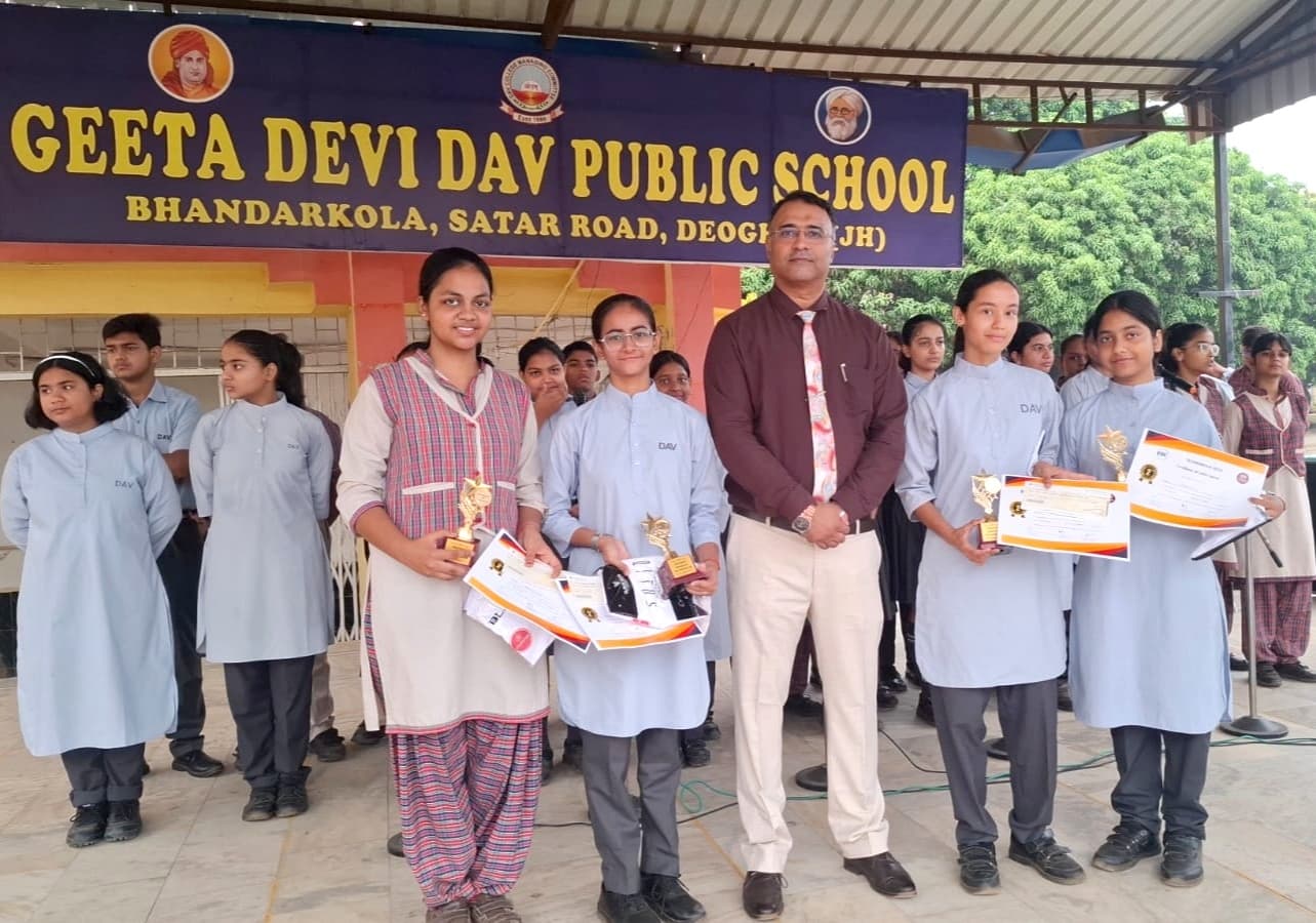 Deoghar news : स्मार्ट हेलमेट से अब अस्पताल, पुलिस स्टेशन व परिजनों को दुर्घटना की मिलेगी सूचना