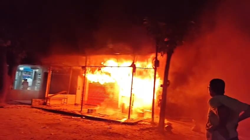 शॉर्ट सर्किट से लगी आग, इलेक्ट्रॉनिक दुकान जली