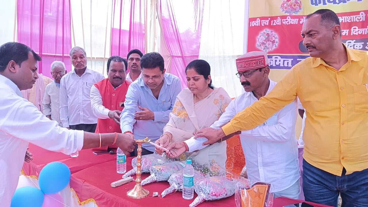 माध्यमिक विद्यालय दरमाही में मेधावी छात्रों का किया गया सम्मान