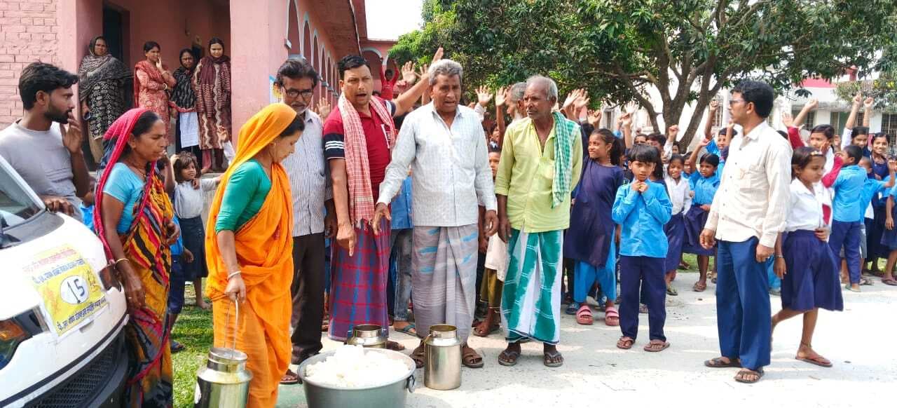 बारसोई में एमडीएम में गड़बड़ी पर भड़के ग्रामीण, दूसरे दिन बच्चों ने लौटाया खाना