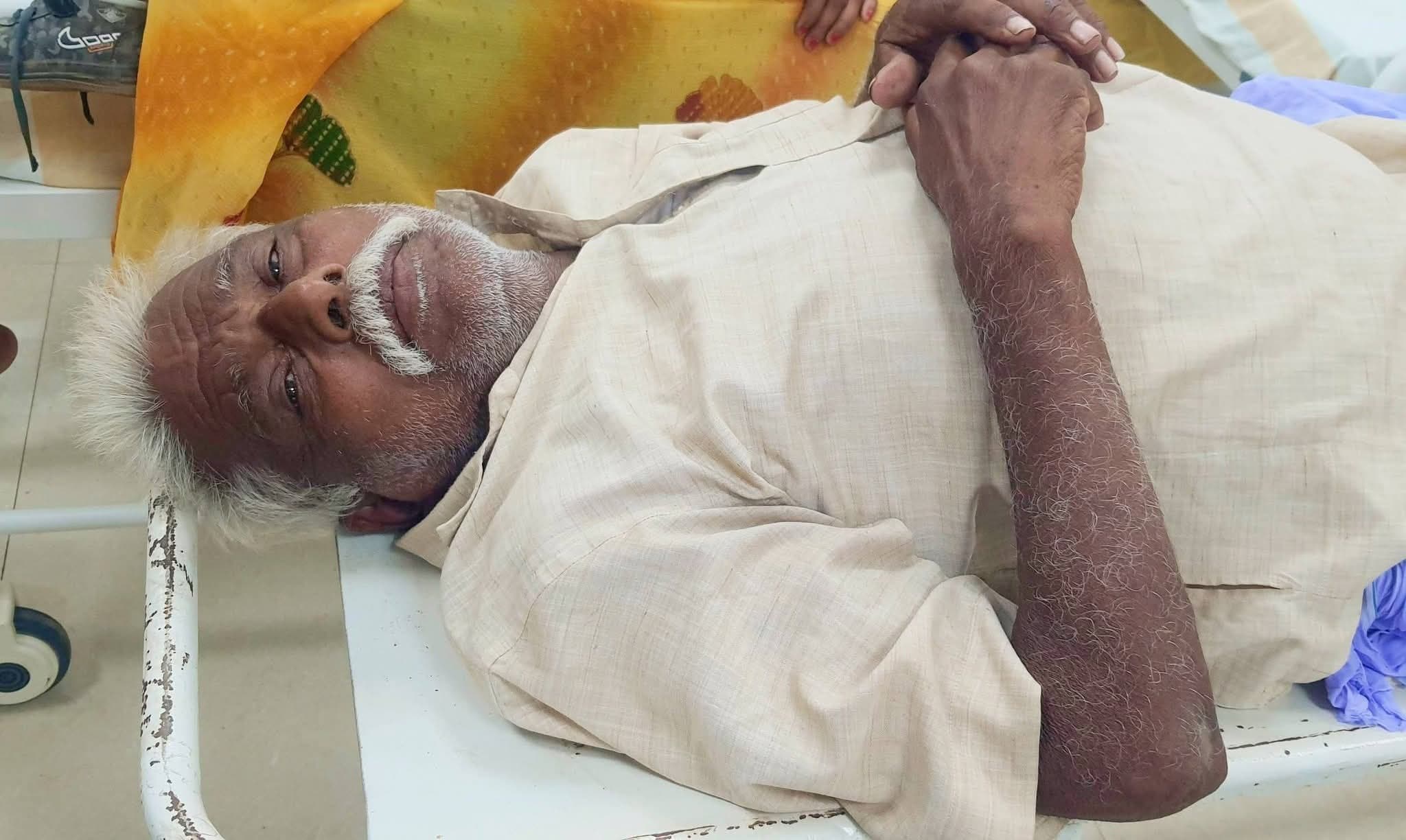 सड़क दुर्घटना में वृद्ध राहगीर व बाइक सवार हुए घायल