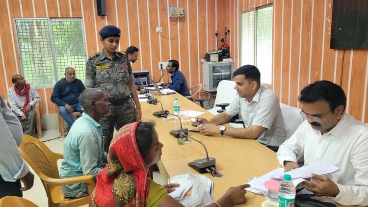 डीएम के जनता दरबार में 40 लोगों ने लगायी न्याय की गुहार