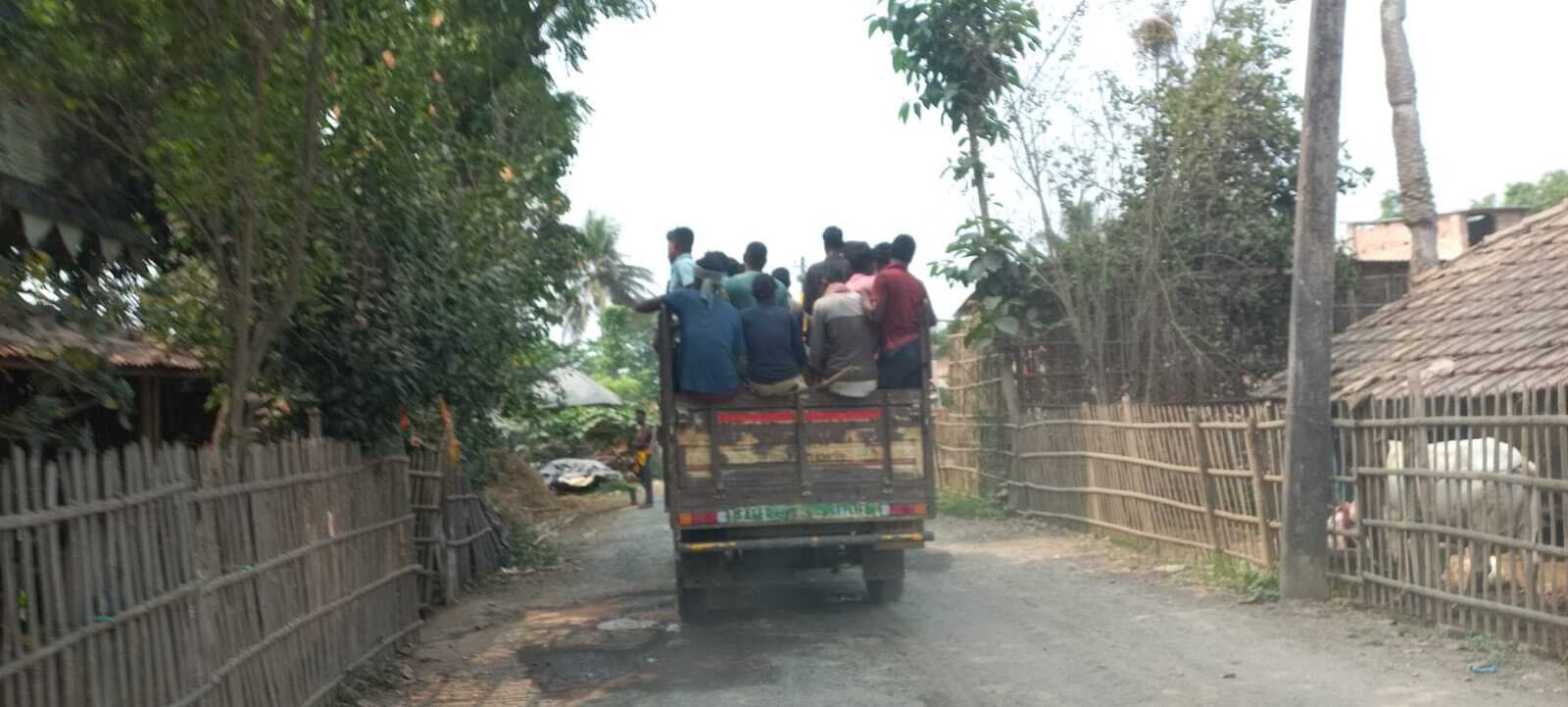 हादसे के बावजूद नहीं रुक रही पिकअप की सवारी