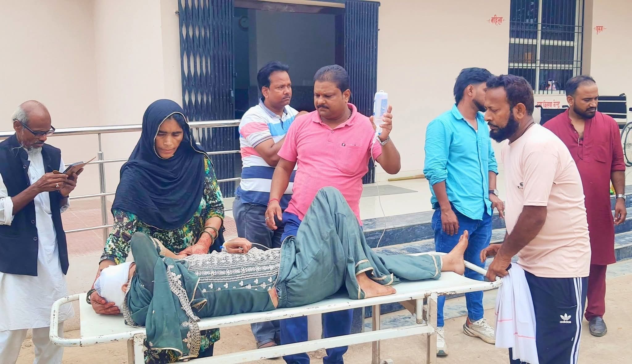 असंतुलित होकर बाइक से गिरी महिला, गंभीर घायल