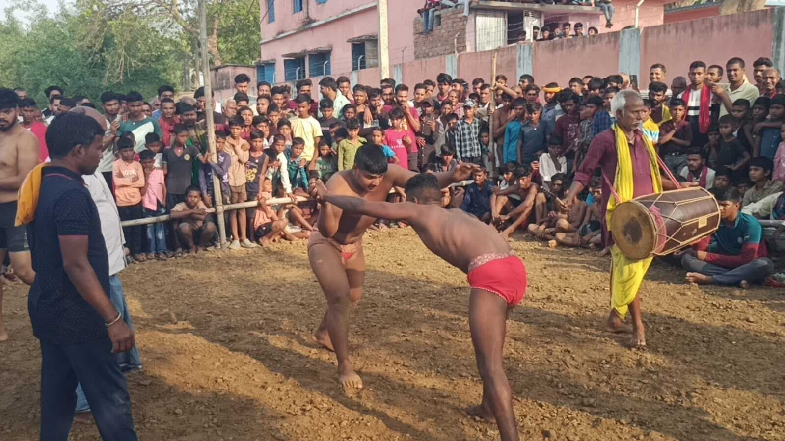 दंगल में पहलवानों ने दिखाया दम, सुल्तानगंज मिरठी के मनीष पहलवान ने मारी बाजी