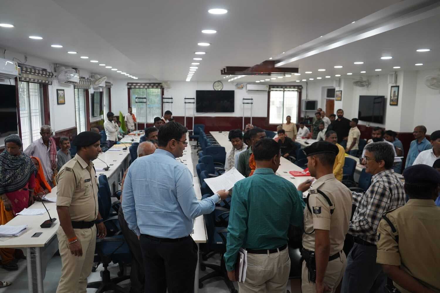 डीएम ने की 82 मामलों की सुनवाई