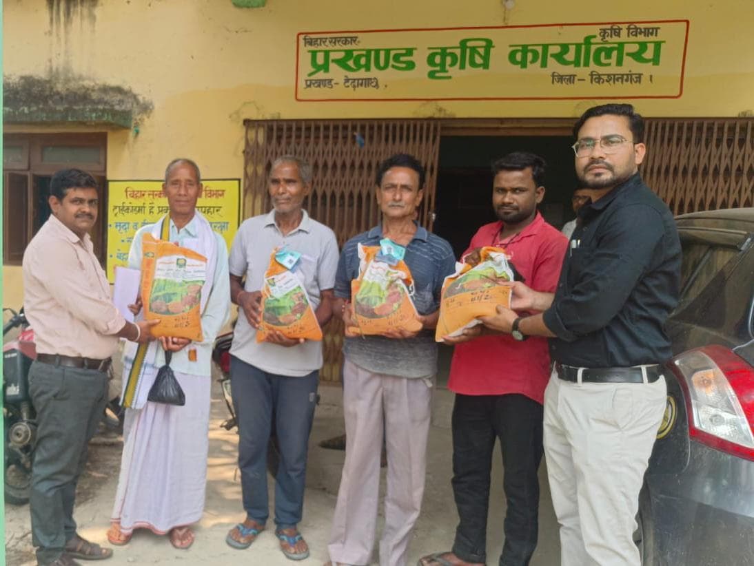 टेढ़ागाछ में अनुदानित दर पर मूंग, तिल, पाट व मक्का बीज का वितरण शुरू