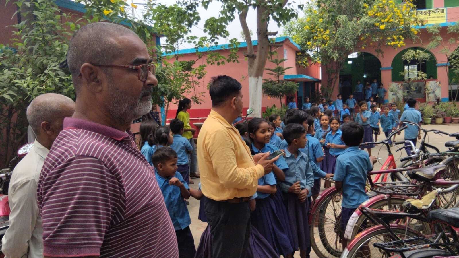 मध्याह्न भोजन में अनियमितता को लेकर ग्रामीणों ने विद्यालय में किया प्रदर्शन