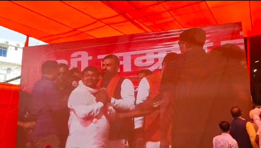 पटना पहुंचकर भाजपा नेता देशबंधु ने सीएम को दी बधाई