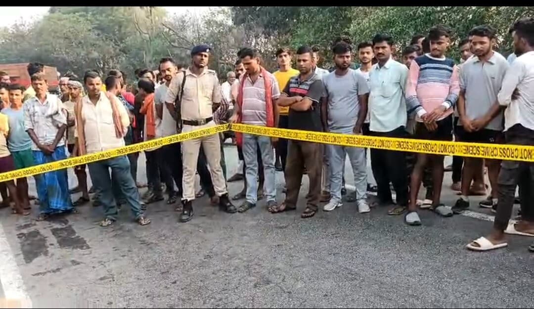 बालू लदे ट्रक ने अधेड़ को कुचला, मौके पर मौत, सड़क जाम