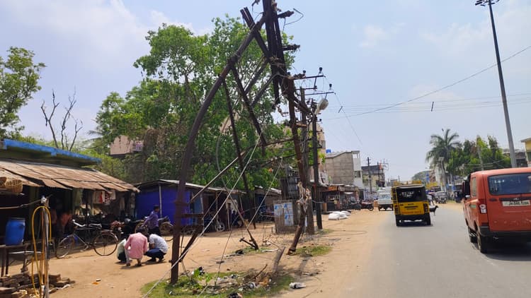 अज्ञात वाहन की टक्कर से बिजली पोल क्षतिग्रस्त, कई इलाकों में घंटों बाधित रही आपूर्ति