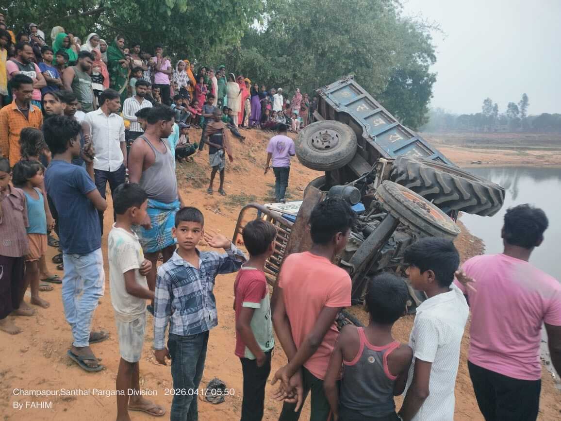 अंधेरी रात में अनियंत्रित होकर पलटा ट्रैक्टर, चालक की मौके पर मौत