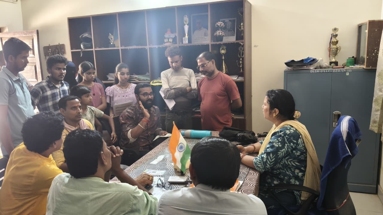 नवम कक्षा में नामांकन नहीं होने पर छात्राओं ने किया प्रदर्शन