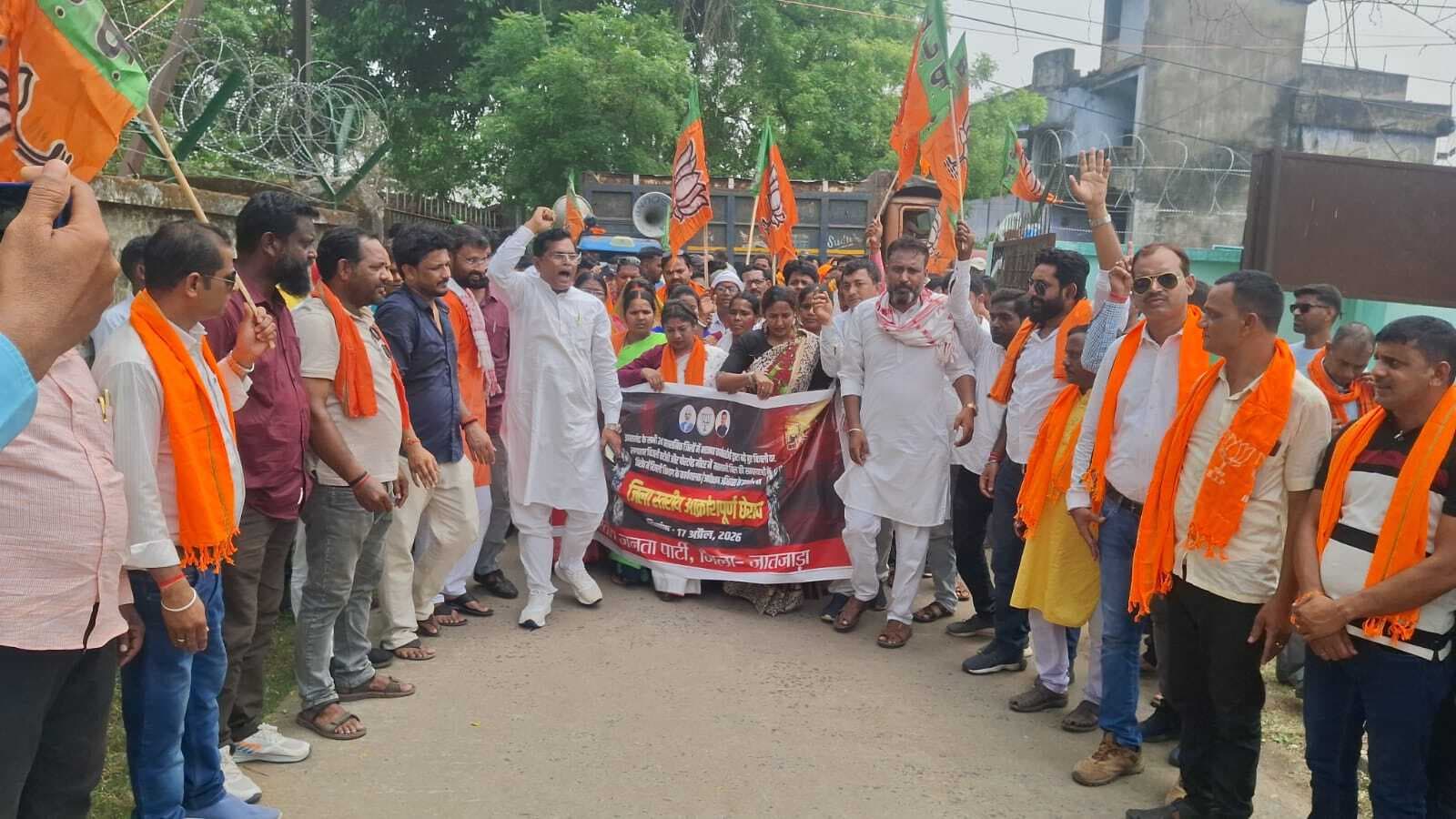 भाजपाइयों ने बिजली ऑफिस को घेरा, कटौती का किया विरोध