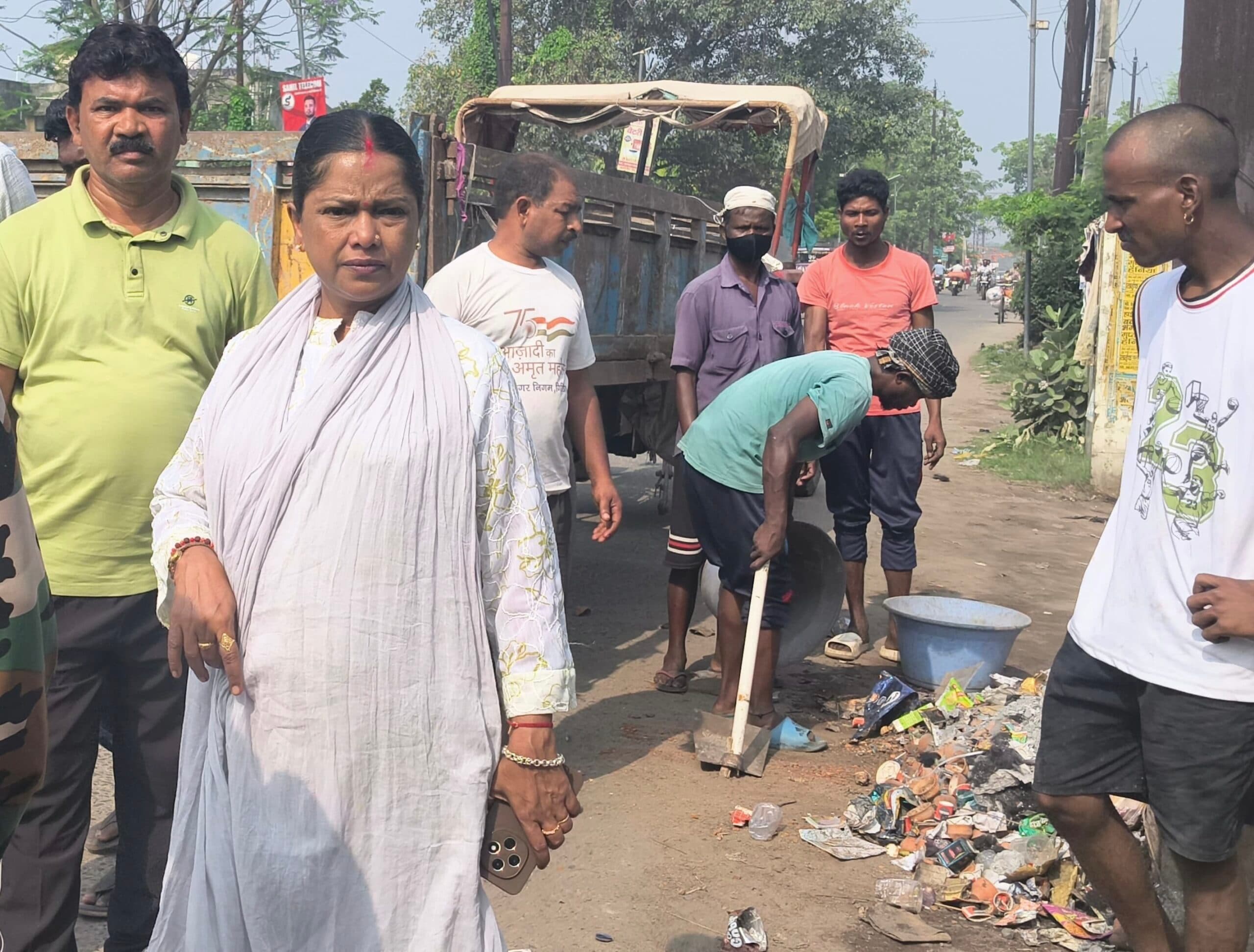 Giridih News :मेयर पहुंची बस स्टैंड, अपनी निगरानी में करायी साफ-सफाई