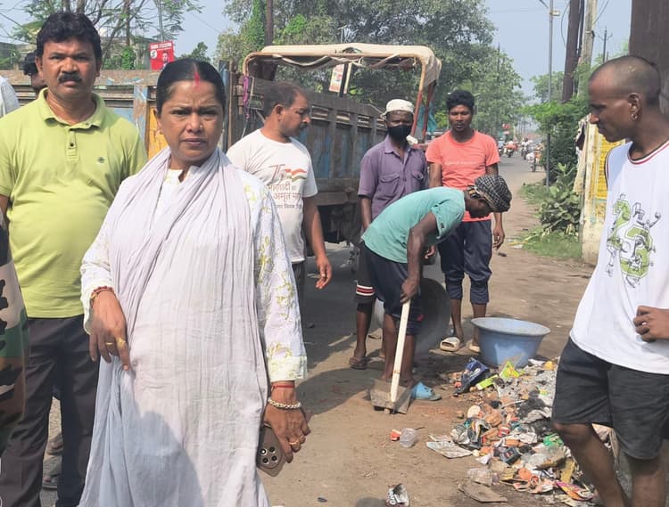 Giridih News :मेयर पहुंची बस स्टैंड, अपनी निगरानी में करायी साफ-सफाई