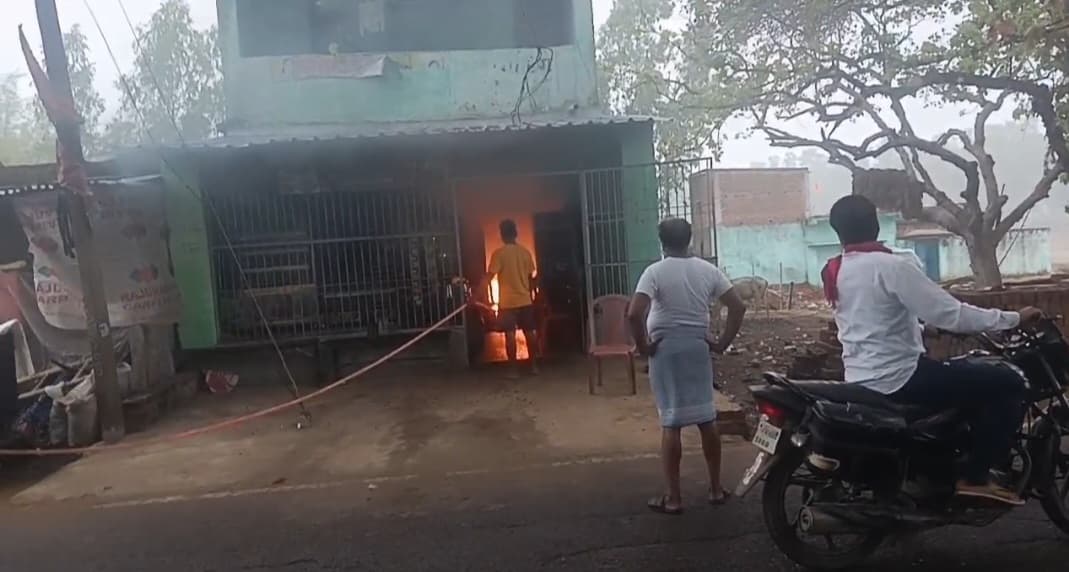 Giridih News :गैस चूल्हा जलाने के दौरान होटल में लगी आग, 50 हजार का नुकसान