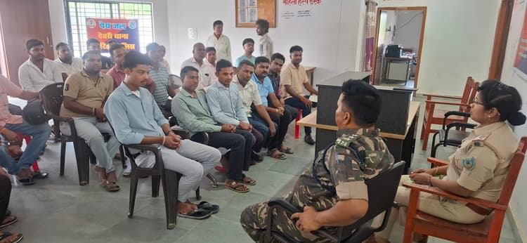 Giridih News :एसडीपीओ ने ज्वेलरी दुकान के संचालकों के साथ बैठक की