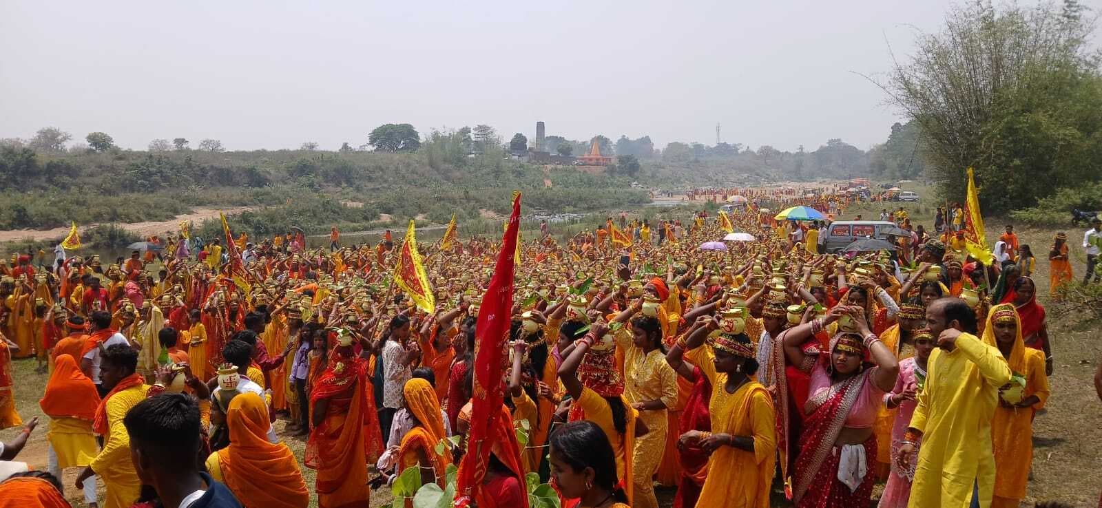 Giridih News :2500 श्रद्धालुओं के साथ निकली कलश यात्रा, शतचंडी महायज्ञ शुरू