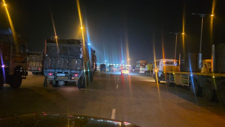 Giridih News :सुरक्षा के लिए टोल प्लाजा के पास चालक खड़ा करते हैं वाहन, हो रही दुर्घटना