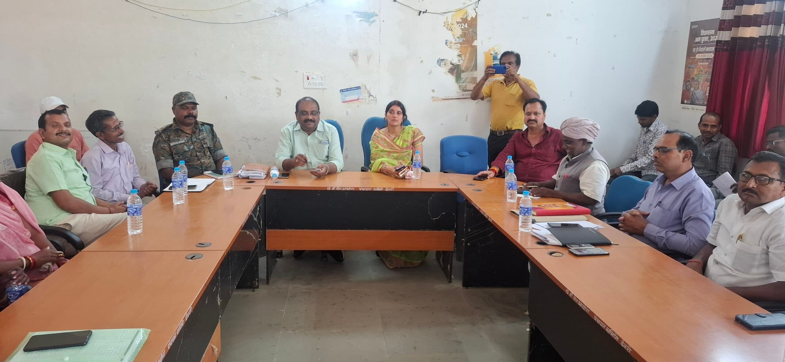 Giridih News :योजनाओं की समीक्षा बैठक से सीओ की अनुपस्थिति पर आक्रोश