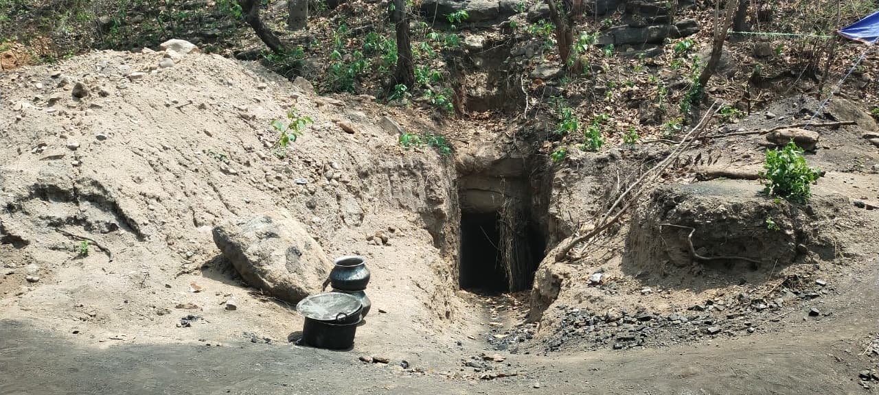Bokaro News : जंगल में सुरंग बनाकर कोयला तस्करी का भंडाफोड़