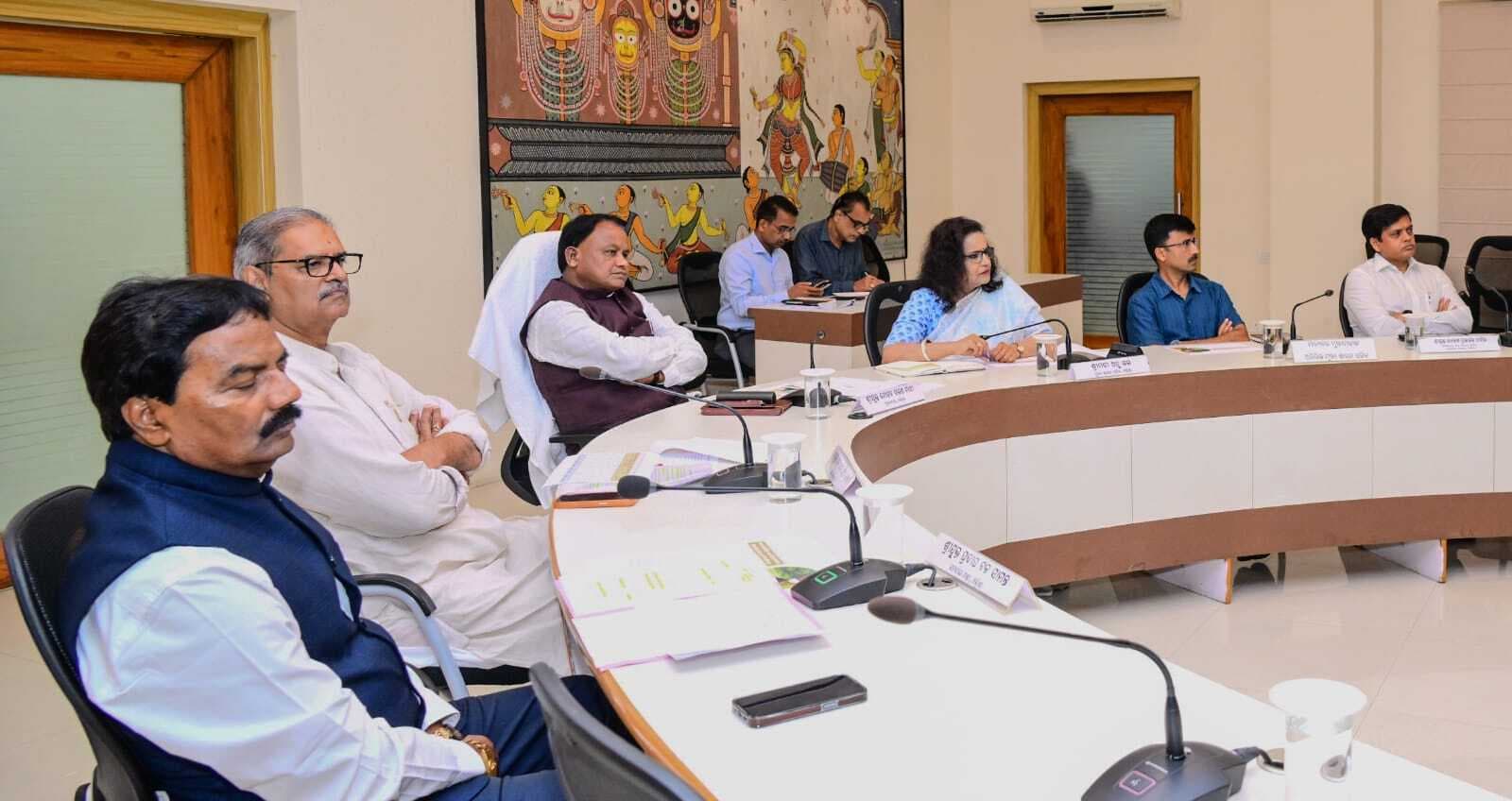 Bhubaneswar News: उर्वरकों की जमाखोरी करने वालों पर हो एफआइआर, लाइसेंस किये जायें रद्द : मोहन माझी