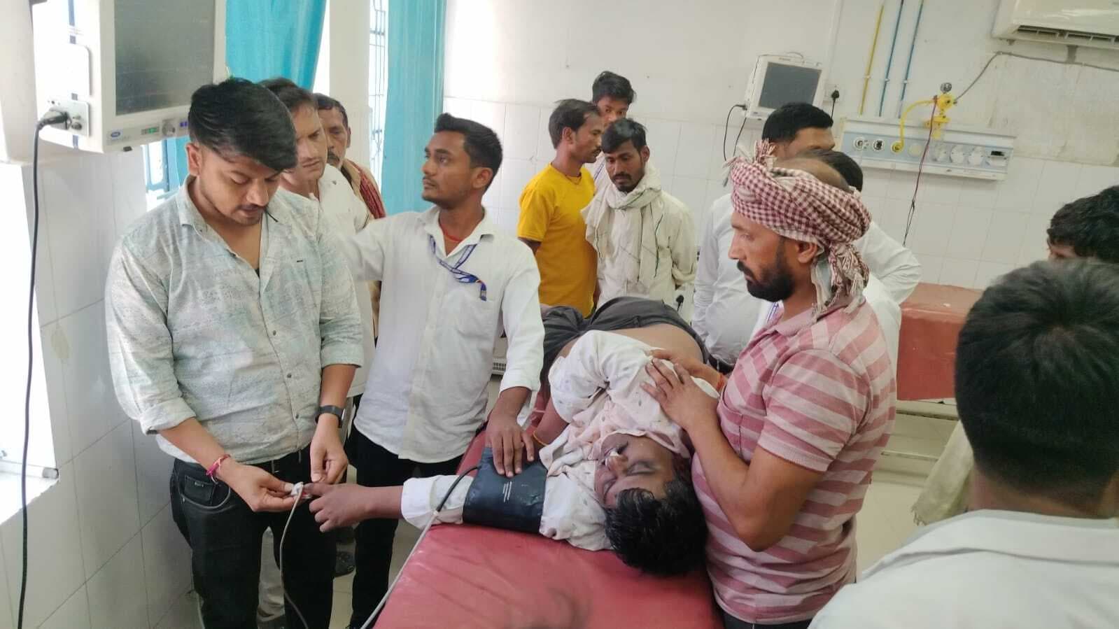 भोज में कुर्सी को लेकर विवाद, मारपीट में दो युवक जख्मी